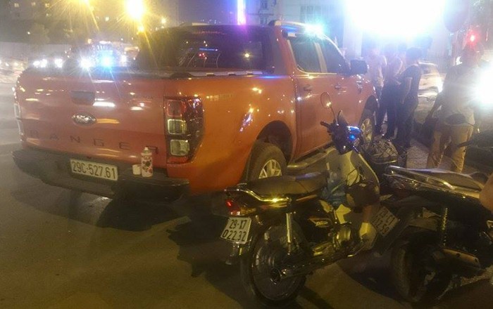 Ha Noi: O to ban tai dam bep taxi, huc xe may-Hinh-4